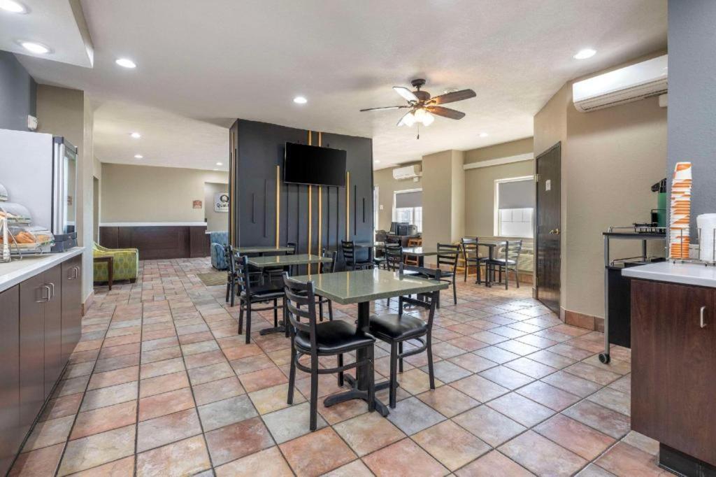 Quality Inn & Suites Arbor Extérieur photo