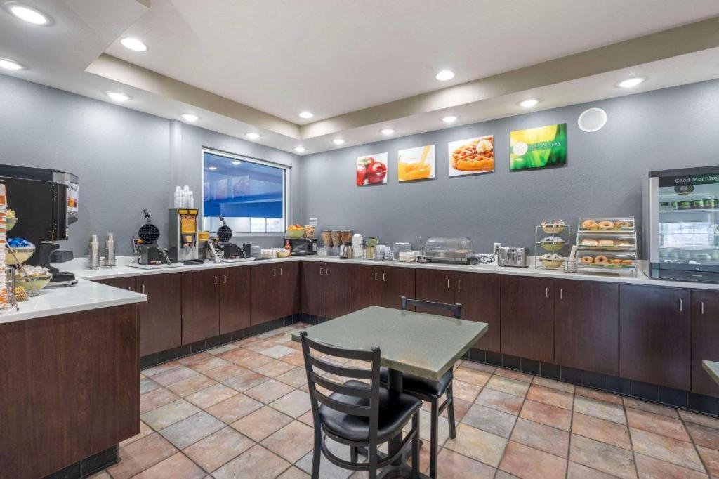 Quality Inn & Suites Arbor Extérieur photo
