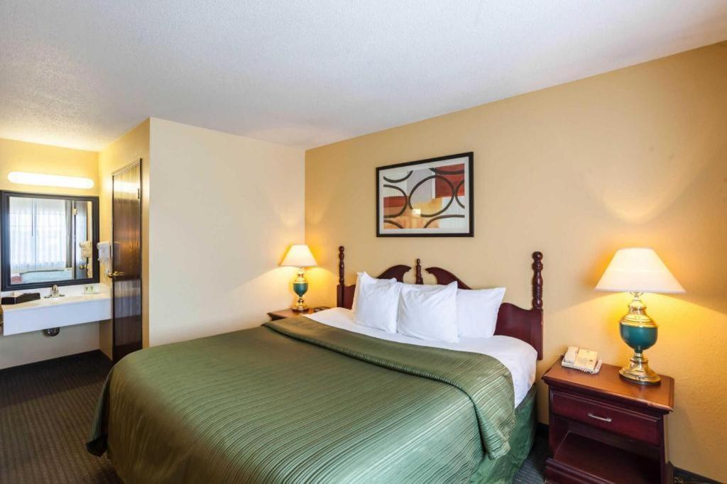 Quality Inn & Suites Arbor Extérieur photo