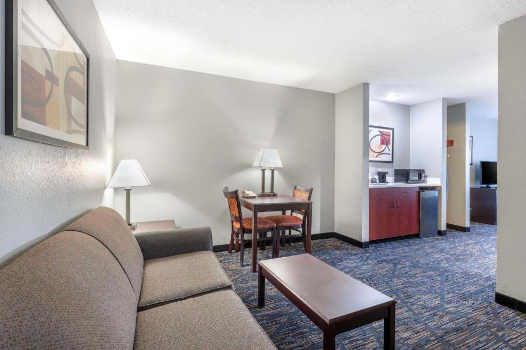 Quality Inn & Suites Arbor Extérieur photo