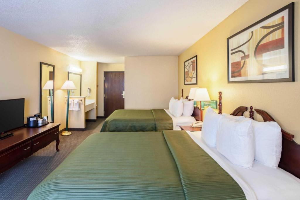 Quality Inn & Suites Arbor Extérieur photo