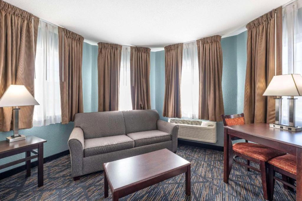 Quality Inn & Suites Arbor Extérieur photo